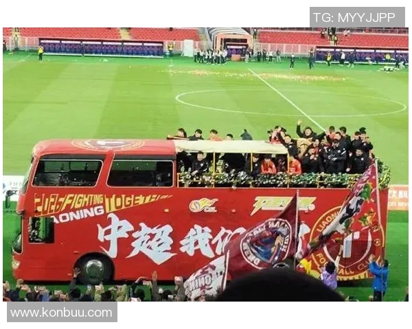 四二五体育会与火炬队的激烈对决引发球迷热情高涨